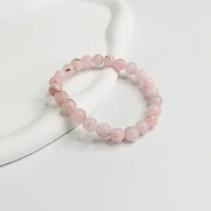 Detailansicht von 8mm rosa Naturstein-Rundperlen an einem minimalistischen Armband