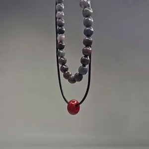 Collier de style néo-chinois avec perles en pierre naturelle et pendentif rouge