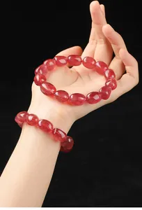 Vista detallada de una pulsera de pepitas de cuarzo fresa natural en una muñeca femenina