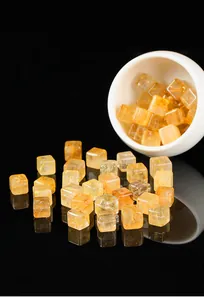 Macro-opname van natuurlijke gouden rutilated kwarts kubusvormige kralen met texturen