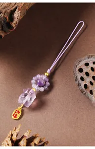 Detailansicht des natürlichen Amethyst-Kristall-Glückskatzen-Anhängers mit Goldplakette