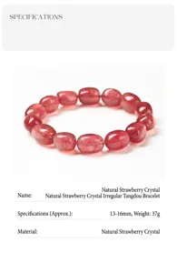 Primer plano detallado de pulsera de cuarzo fresa natural con cuentas de forma irregular