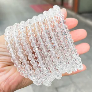 Primo piano di braccialetti in quarzo naturale trasparente con riflessi di luce brillante