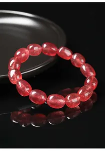 Vista detallata de pulsera de cuarzo fresa natural con cuentas de forma irregular