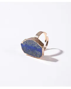Detailweergave van een vergulde open ring met een natuurlijke onregelmatige blauwe steen.