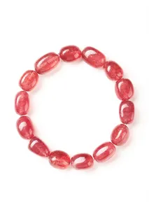 Primer plano de pulsera de cuarzo fresa natural con cuentas pulidas en forma de barril
