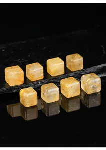 Macro-detail van natuurlijke gouden rutielkwarts kubuskralen met fijne naaldinsluitingen