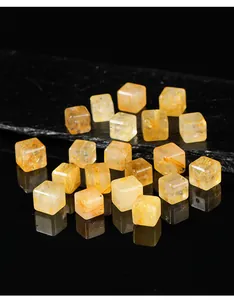 Gedetailleerde macro-opname van natuurlijke gouden rutielkwarts kubus kralen voor DIY