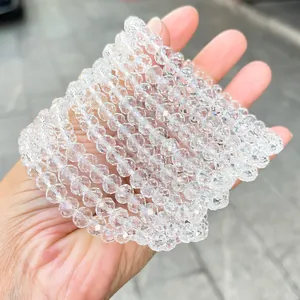 Primo piano di diversi braccialetti di perle di cristallo bianco naturale sfaccettato