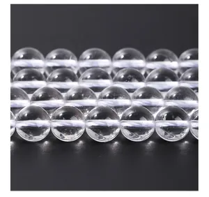 Détail macro de perles rondes en quartz clair naturel de qualité 7A sur fond sombre