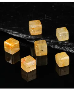 Macrodetail van natuurlijke gouden rutilated kwarts kubus kralen met insluitingen