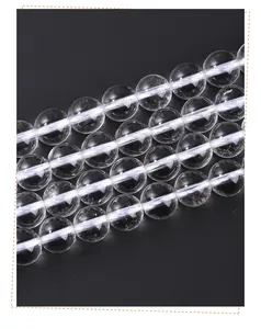Gros plan de perles rondes en cristal de roche naturel de qualité 7A claire