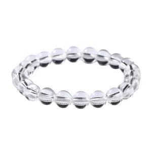 Bracelet en perles de cristal de roche naturel transparent sur fond blanc immaculé.