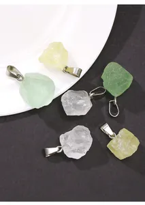 Detail van gemengde kleuren kristallen ruwe stenen hangers met zilveren metalen ogen.
