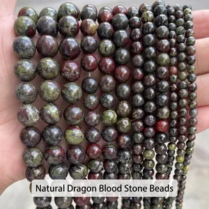 Gros plan de perles en pierre de sang de dragon naturelle de différentes tailles pour bijoux