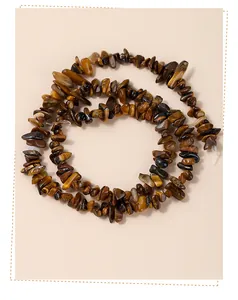 Macro-opname van natuurlijke tijgeroog kristalstenen kralen voor DIY sieraden maken