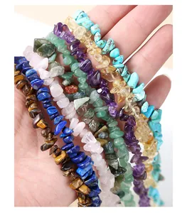 Macrodetail van verschillende natuurlijke kristallen splitkralen voor het maken van sieraden