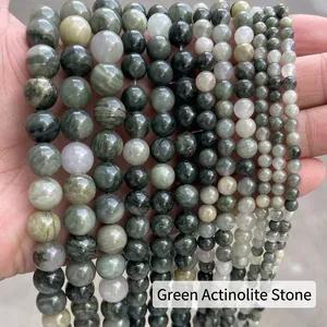Gros plan de perles en séraphinite verte naturelle avec des motifs argentés uniques