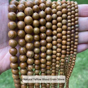 Vue macro détaillée de perles rondes en jaspe à grain de bois jaune naturel diverses