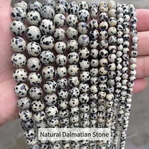 Vue détaillée de perles rondes en jaspe dalmatien naturel en plusieurs tailles pour DIY.