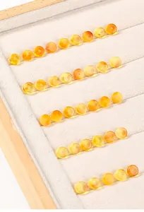 Makro-Detailansicht natürlicher gelber Bernstein-Abstandshalter für DIY-Schmuckzubehör