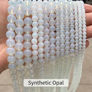 Vue détaillée de perles rondes en opale synthétique de plusieurs tailles pour bijoux