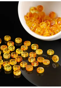 Makroaufnahme der Textur von natürlichen Bernstein-Abakusperlen für DIY-Schmuck.