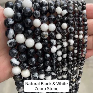 Gros plan de perles rondes en pierre zébrée naturelle noire et blanche pour bijoux DIY