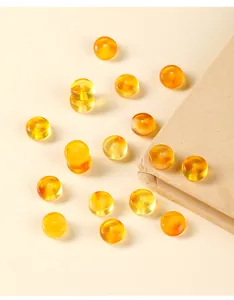Nahaufnahme von hochwertigen natürlichen Bernstein-Abstandsperlen für DIY-Schmuck