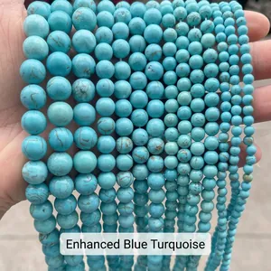 Gros plan de perles rondes en turquoise optimisée de différentes tailles pour bijoux