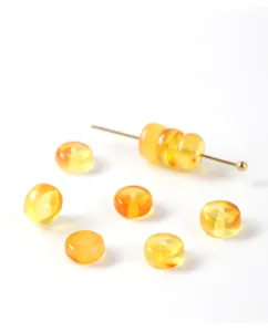 Nahaufnahme von natürlichen Bernstein-Abakus-Abstandshalterperlen für DIY-Schmuck