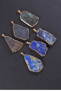 Vue détaillée de pendentifs irréguliers en lapis-lazuli et pierre de lune dorés