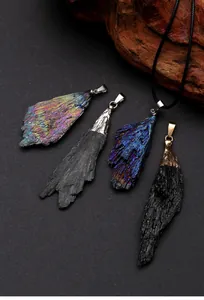 Primer plano de colgantes de turmalina negra natural y cianita en forma de pluma