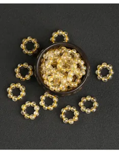Vue détaillée de bagues en perles de quartz rutile jaune naturel sur fond texturé