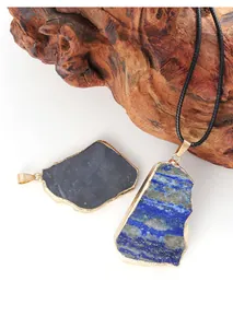Détail de pendentifs en lapis-lazuli et pierre de lune avec bordure dorée
