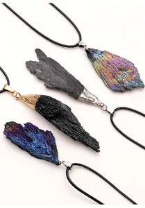 Collares con colgante de pluma de turmalina negra en varios acabados iridiscentes y naturales.
