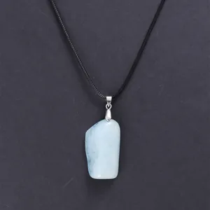 Pendentif en pierre d'aigue-marine naturelle sur un collier minimaliste en cordon de cire noir