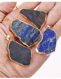 Vue détaillée de pendentifs irréguliers en lapis-lazuli et pierre de lune noire
