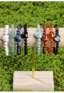 Collectie natuurlijke kristallen armbanden met hartvormige hangers van steen