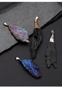 Detalle macro de colgantes de turmalina negra natural en forma de pluma con cierres