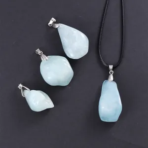 Pendentif en pierre d'aigue-marine naturelle irrégulière avec cordon noir minimaliste