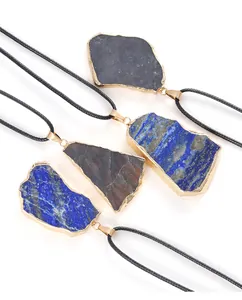 Détail de pendentifs en lapis-lazuli et pierre de lune avec des bords plaqués or fins
