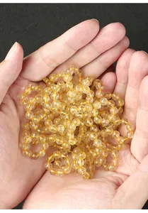 Gros plan de perles de quartz rutile doré naturel avec inclusions internes visibles