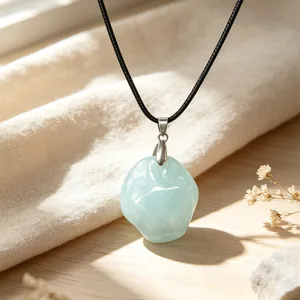 Collier avec pendentif en pierre d'aigue-marine naturelle irrégulière et cordon noir