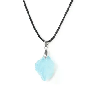 Pendentif en pierre brute d'aigue-marine naturelle sur collier cordon noir minimaliste