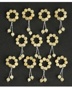 Vue rapprochée de bagues en perles de quartz rutile doré naturel avec de fins glands