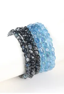 Detailopname van natuurlijke aquamarijn kralenarmbanden met een kristalheldere ijsglans.