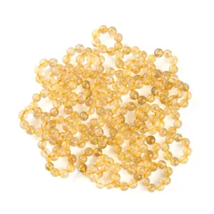 Bracelets en cristal de quartz rutilé doré naturel avec perles rondes sur fond blanc