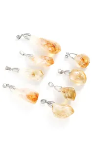 Detailopname van natuurlijke Braziliaanse citrien hangers met zilveren oogjes