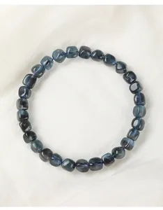 Detailopname van natuurlijke donkerblauwe aquamarijnkralen met een glanzende textuur.